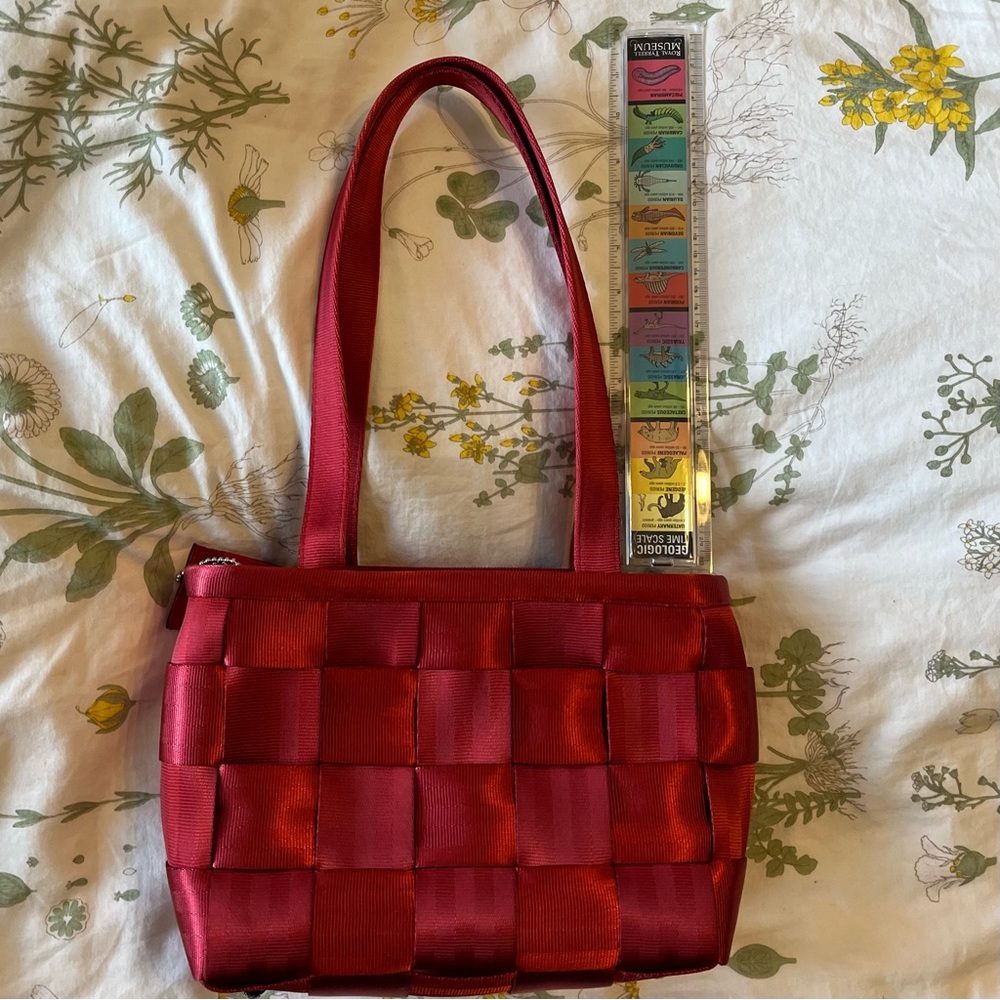 Harvey’s seatbelt bag. Red. Medium tote. Very clean. - Picture 4 of 9